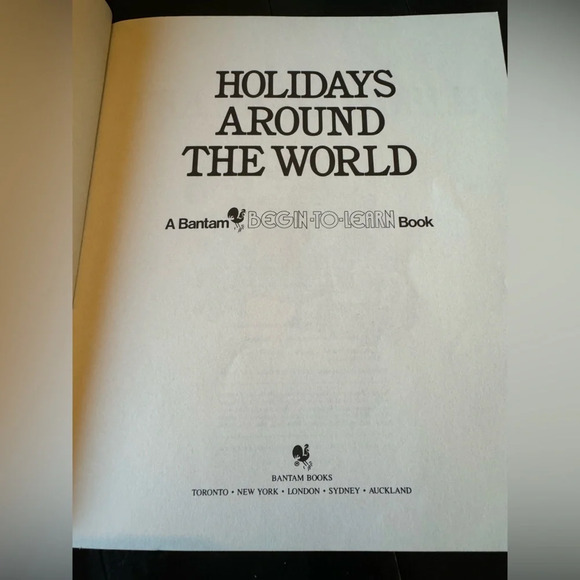 DISNEY Vintage 1986 Holidays Around the World Paperback Children’s Book - Picture 5 of 16